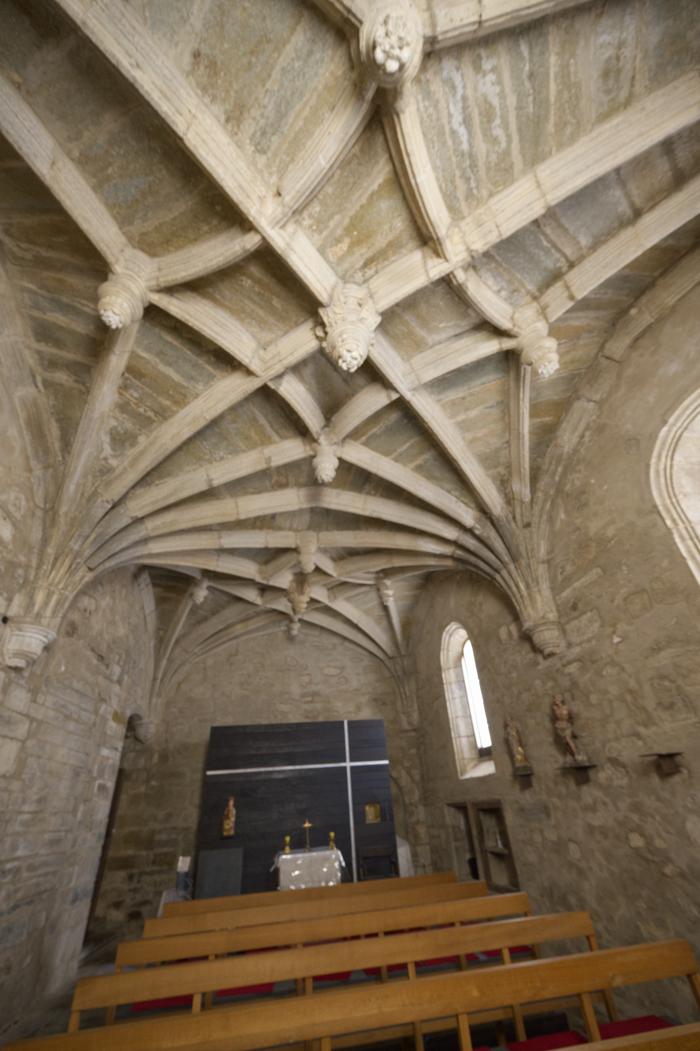 Interior de la sacristía de la iglesia del monasterio de San Martín de Castañeda desde el fondo